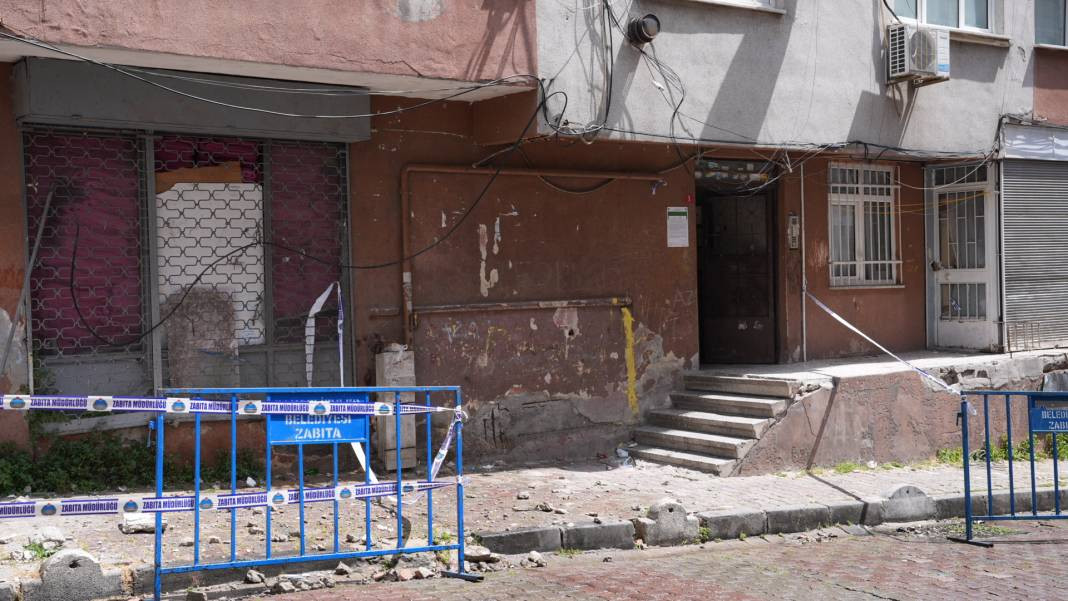 Bahçelievler'de faciadan dönüldü! Sıvalar döküldü 5 katlı bina boşaltıldı - Resim: 10